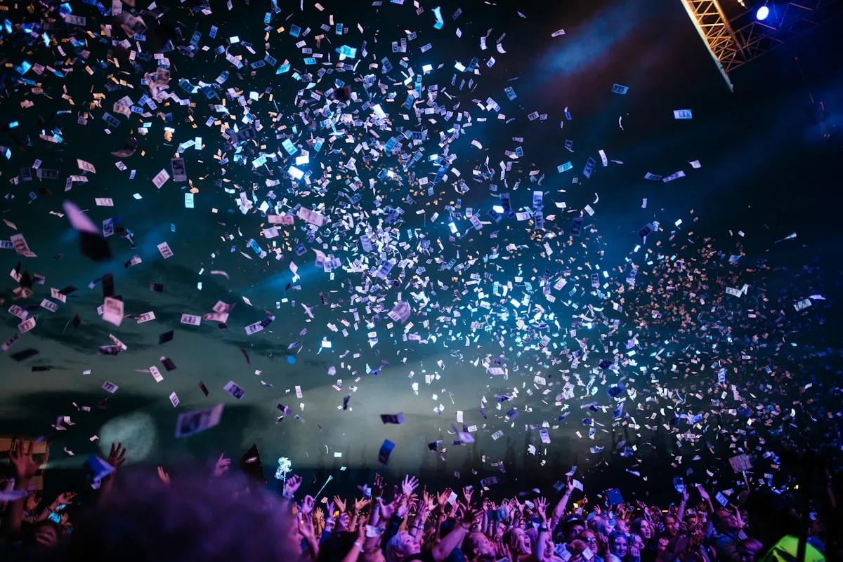 Público en una pista de baile durante una fiesta nocturna